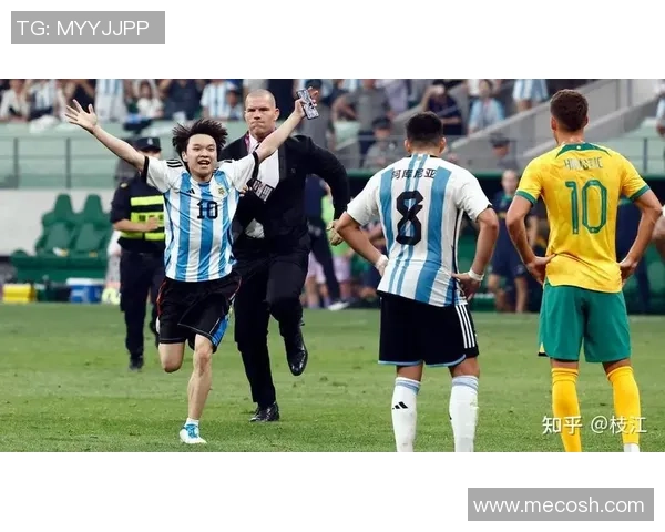 足球明星温馨瞬间大集合感受他们的友谊与热情的拥抱时刻 足球明星温馨瞬间大集合感受他们的友谊与热情的拥抱时刻