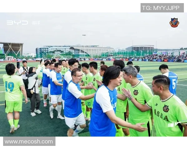 足球明星现场高清照片展现运动魅力与激情瞬间的完美捕捉 足球明星现场高清照片展现运动魅力与激情瞬间的完美捕捉